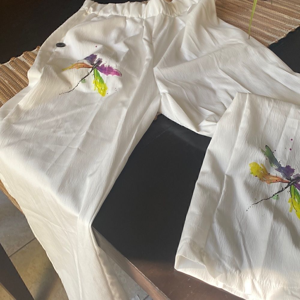NWOT white pant with dragonfly detail on front near waist and lower leg